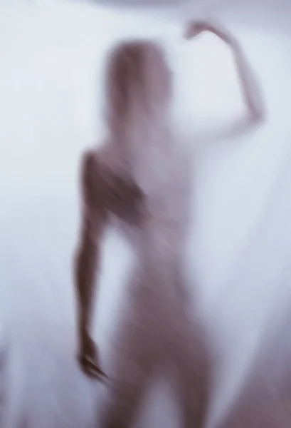 Силуэт женской сексуальной фигуры за туманным стеклом. концепция духа полтергейста из другого мира. Пугающие руки смерти сквозь ткань . — стоковое фото