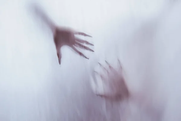 Силует жіночої сексуальної фігури за туманним склом. концепція духу метеорита з іншого світу. страшні руки смерті через тканину . — стокове фото