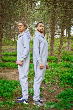 Eşofmanlı güzel, genç erkekler parkta spor yapıyor. Sağlıklı yaşam tarzı