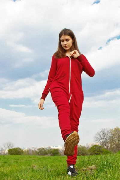 Menina Bonita Traje Treino Pratica Esportes Parque Sobre Natureza Estilo — Fotografia de Stock