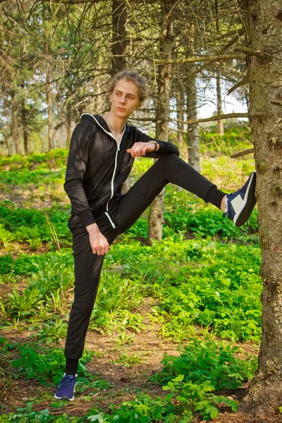Eşofmanlı Yakışıklı Genç Adam Parkta Doğayla Içe Spor Yapıyor Sağlıklı — Stok fotoğraf