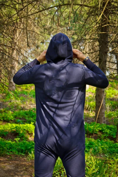 トラックスーツの若い男が自然公園でスポーツをしている 健康的なライフスタイル — ストック写真