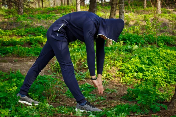 Eşofmanlı Yakışıklı Genç Adam Parkta Doğayla Içe Spor Yapıyor Sağlıklı — Stok fotoğraf