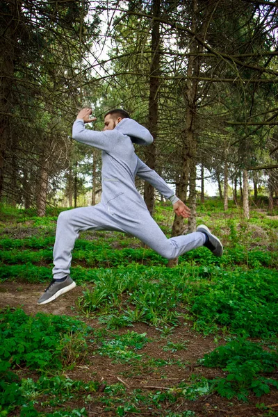 Eşofmanlı Yakışıklı Genç Adam Parkta Doğayla Içe Spor Yapıyor Sağlıklı — Stok fotoğraf
