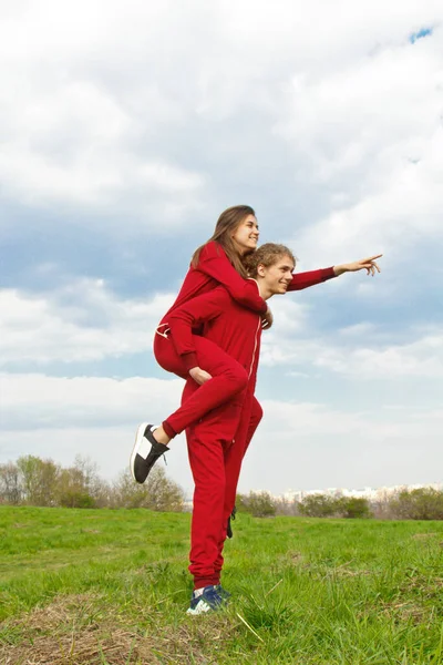 Парень Девушка Играют Друг Другом Парке Природе Одетые Спортивные Костюмы — стоковое фото