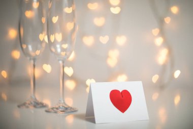 Romantik mesaj notu kırmızı 3d kalp bu ve şampanya ile gözlük ve kalp bokeh arka planda dizelerle peri ışık ile