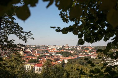 Litvanya 'daki Vilnius şehir evlerinin manzarası Üç Haç tepesinin tepesinden