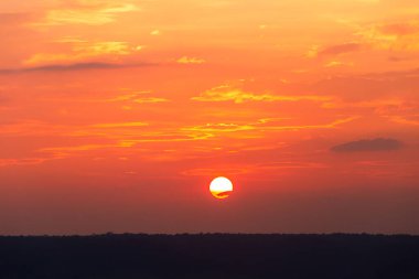 Gün batımında bulutlu renkli dramatik gökyüzü