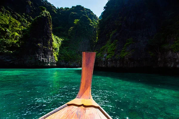 Длинная Лодка Голубая Вода Бухте Майя Острове Пхи Пхи Таиланде — стоковое фото