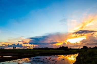 Gün batımında bulutlu renkli dramatik gökyüzü