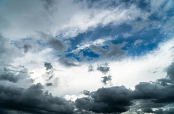 Langit Berwarna Dramatis Dengan Awan Saat Matahari Terbenam — Stok Foto