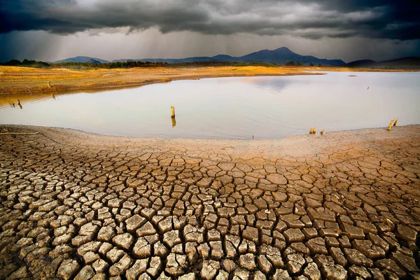 Gewitterhimmel Regenwolken Riss Trockenes Land Ohne Wate — Stockfoto