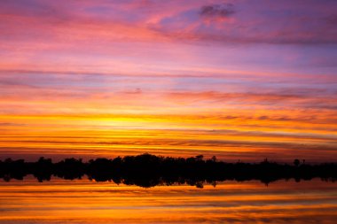 Gün batımında bulutlu renkli dramatik gökyüzü