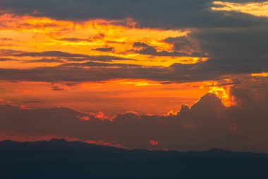 Gün batımında bulutlu renkli dramatik gökyüzü
