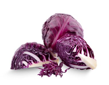 Mor lahana beyaz arkaplanda izole edilmiş.