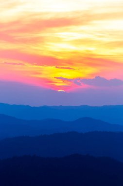 Gün batımında bulutlu renkli dramatik gökyüzü