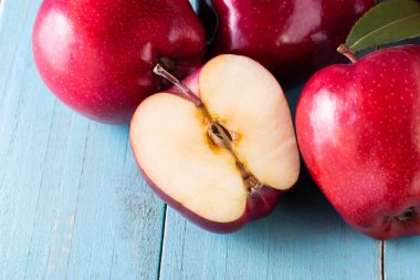 Tahtada yapraklar olan kırmızı elmalar