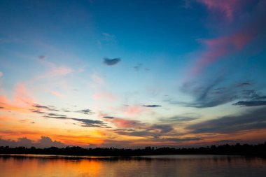 Gün batımında bulutlu renkli dramatik gökyüzü