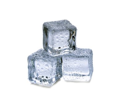 Beyaz arkaplanda buz küpleri