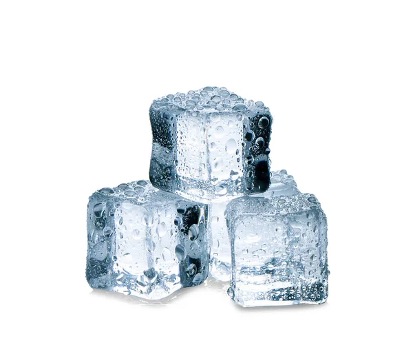Beyaz arkaplanda buz küpleri