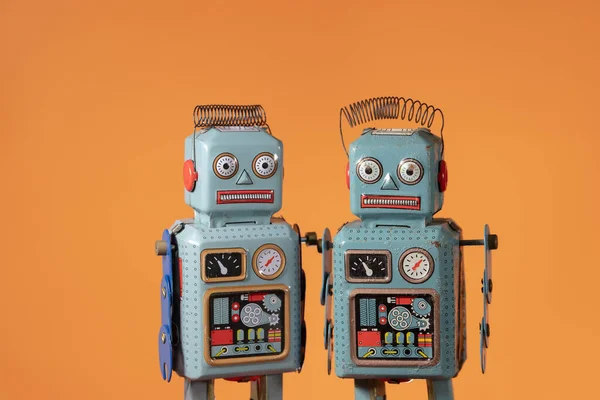 Eski model robot teneke oyuncak