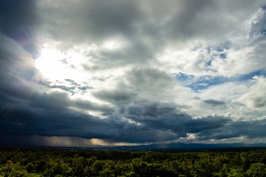 Gök gürültülü fırtına. Yağmur bulutları.