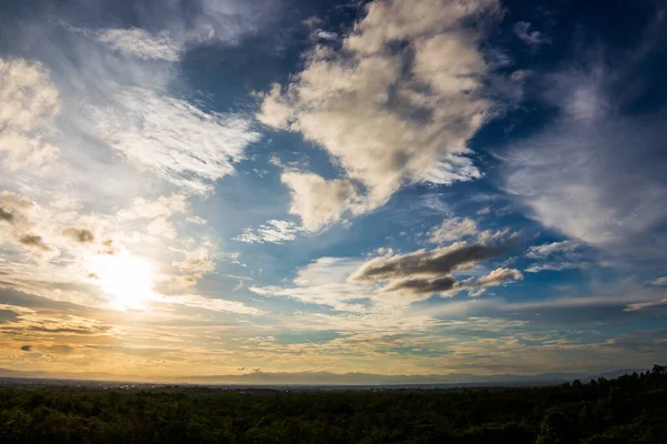 Kleurrijke Dramatische Hemel Met Wolk Bij Zonsondergang — Stockfoto