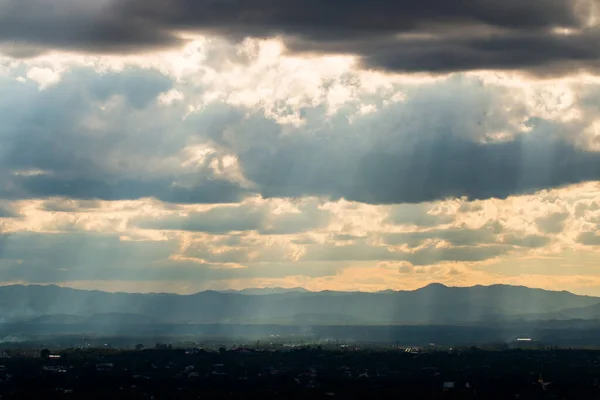 Värikäs Dramaattinen Taivas Pilvi Auringonlaskun Aikaan — kuvapankkivalokuva
