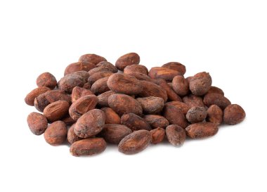 Beyaz arka planda yapraklı kakao çekirdeği