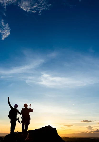 Silueta Del Hombre Sostiene Las Manos Cima Montaña Concepto Éxito —  Fotos de Stock