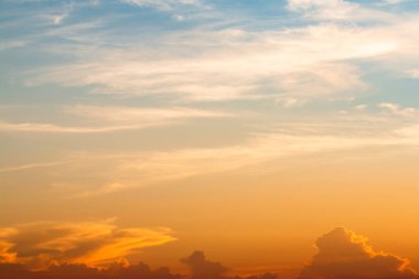 Gün batımında bulutlu renkli dramatik gökyüzü