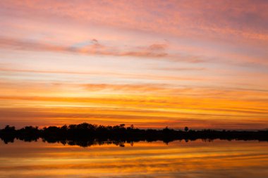 Gün batımında bulutlu renkli dramatik gökyüzü