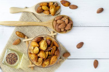 Siyah bir kâsede badem, koyu, ahşap arka plana karşı.