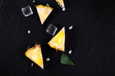 Siyah ahşap üzerinde taze ananas, siyah arka plan.