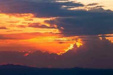 Gün batımında bulutlu renkli dramatik gökyüzü