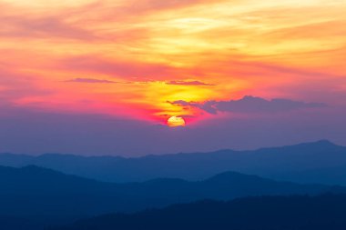 Gün batımında bulutlu renkli dramatik gökyüzü
