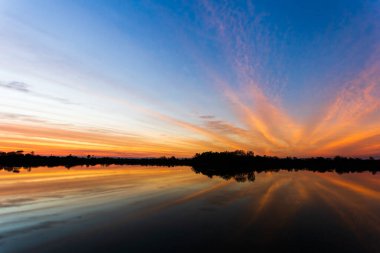 Gün batımında bulutlu renkli dramatik gökyüzü