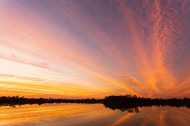 Gün batımında bulutlu renkli dramatik gökyüzü.
