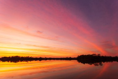 Gün batımında bulutlu renkli dramatik gökyüzü.