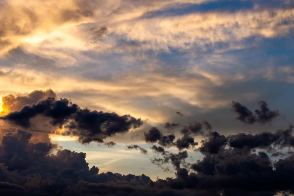 Langit Berwarna Dramatis Dengan Awan Saat Matahari Terbenam — Stok Foto