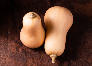 Eski ahşap arka planda tereyağlı ezme