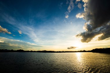 Gün batımında bulutlu renkli dramatik gökyüzü