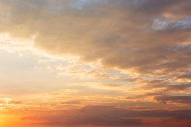 Gün batımında bulutlu renkli dramatik gökyüzü.