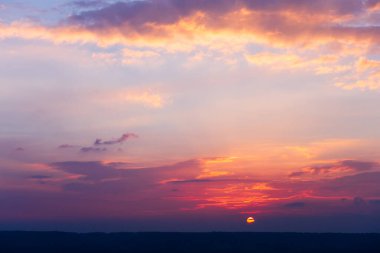 Gün batımında bulutlu renkli dramatik gökyüzü