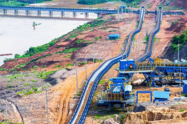 Büyük bir maden kamyonunun çalıştığı bir çukurun parçası.