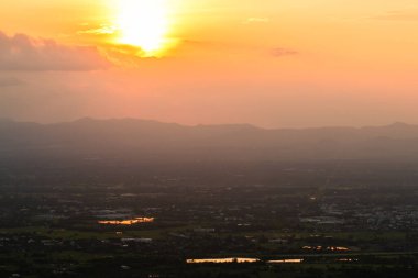 Gün batımında bulutlu renkli dramatik gökyüzü