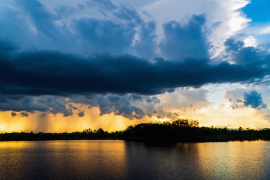 Gök gürültülü fırtına. Yağmur bulutları.