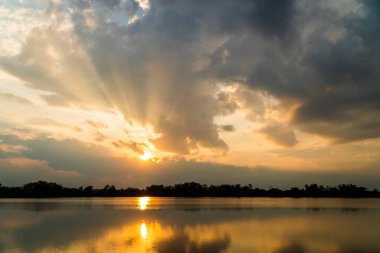 Gün batımında bulutlu renkli dramatik gökyüzü