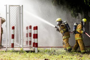 İtfaiyeci yangında.