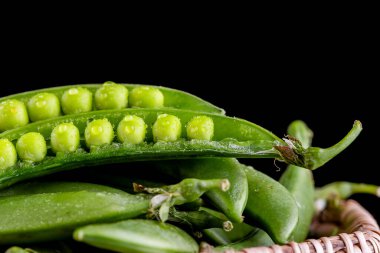 Kırsal bir arka planda naneli bezelyeler.